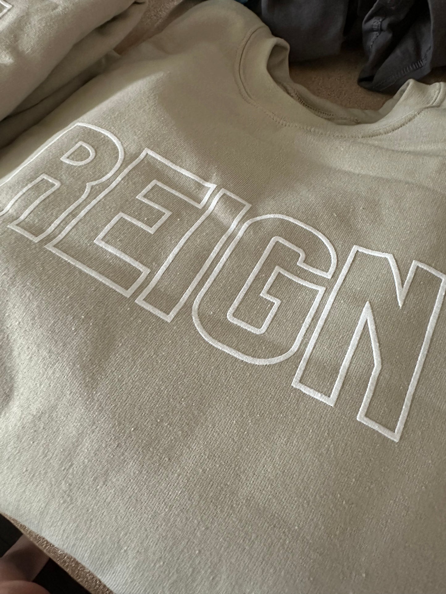 REIGN Sweatshirt in Sand