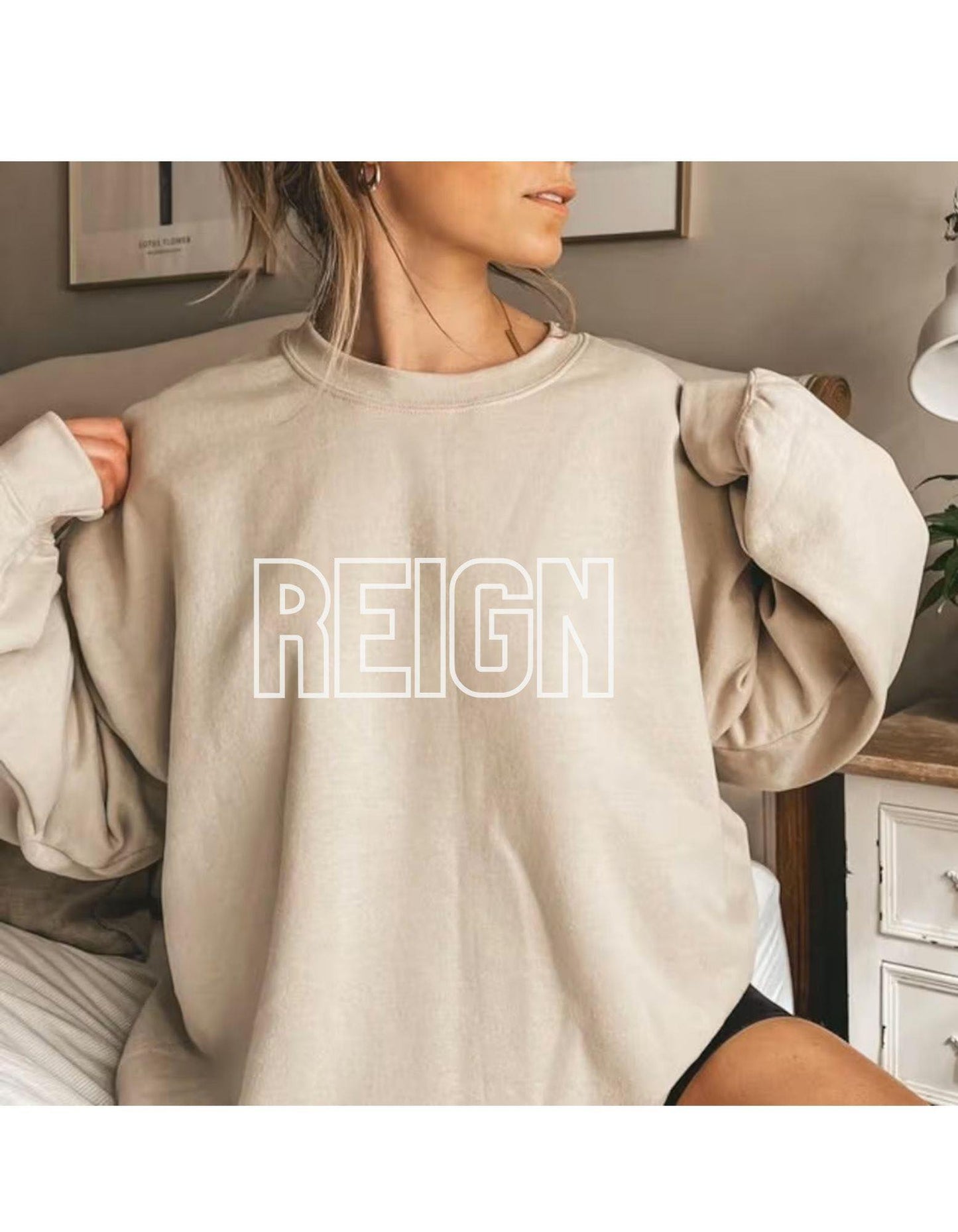 REIGN Sweatshirt in Sand